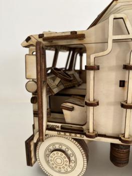 US Truck K100 (Cabover) Sattelzugmaschine als 3D Großmodell - Kabine mit offener Tür
